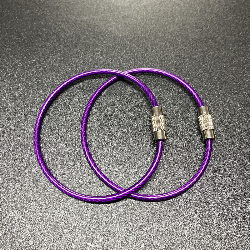 現物のワイヤーの鍵はステンレスカラーのゴムのワイヤーの輪を掛けてプラスチックのワイヤーの鎖を包んで大量に交渉します。