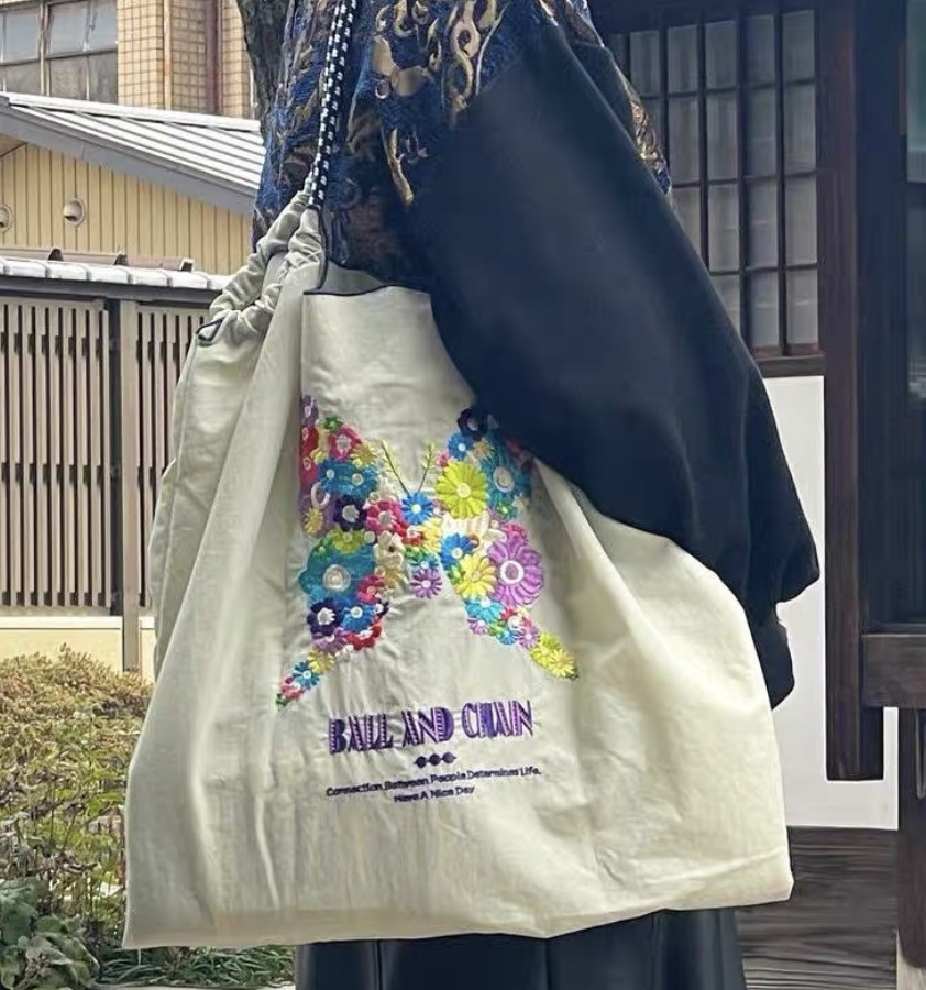 밝은 회색 나비