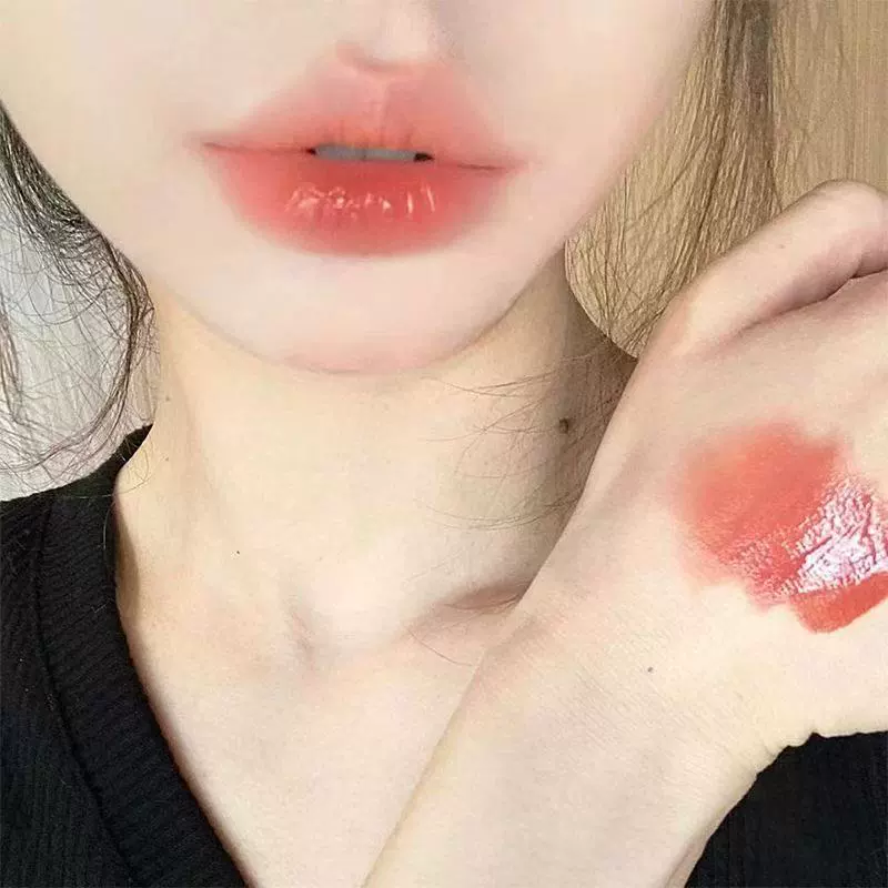 Бальзам для губ? actually lipstick mirror effect? The input: "Bulb, moisturizing lip gloss contains rose, lipstick, mirror effect, does not fade" Translate preserving meaning and format: [Type of product] + [Brand] + [Model] + [1–2 key product features] but we lack brand/model. We should keep similar: