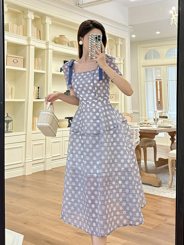 Váy chấm bi cổ vuông tay phồng viền lớn phong cách Hồng Kông — chấm bi màu xanh