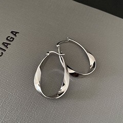 新款高级感椭圆水滴素圈耳环女小众设计耳圈爆款冷淡风耳饰耳钉