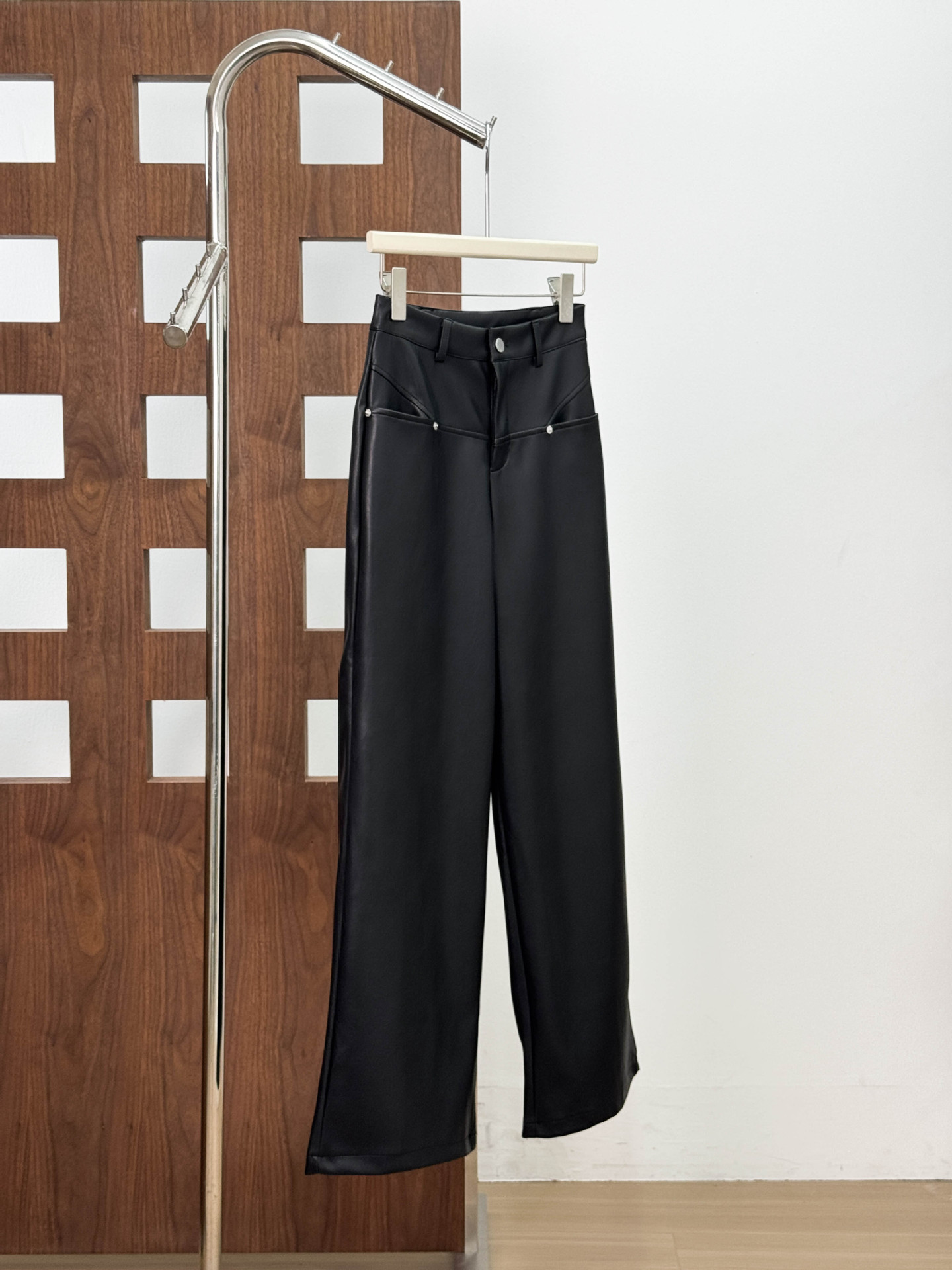 2025 otoño y invierno nuevos pantalones de piernas anchas de cuero negro de cintura alta y delgada pantalones de cuero rectos de tendencia casual universal