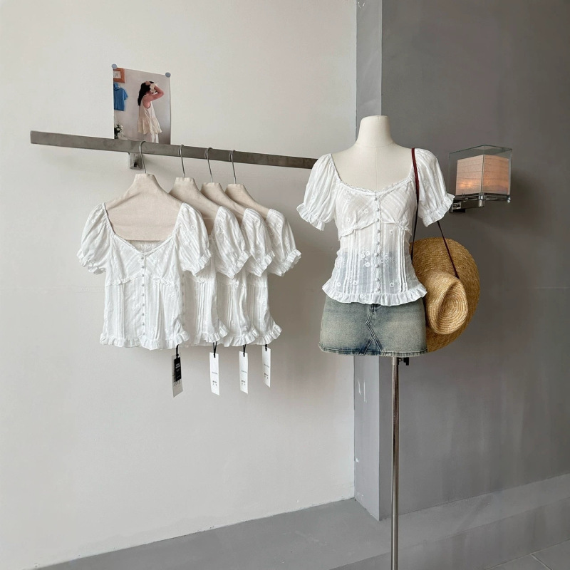 White French-Style Shirt for Petite Women, 2026 New Model, Elegant Lace V-Neck Puff Sleeve Blouse with a Stylish Design
