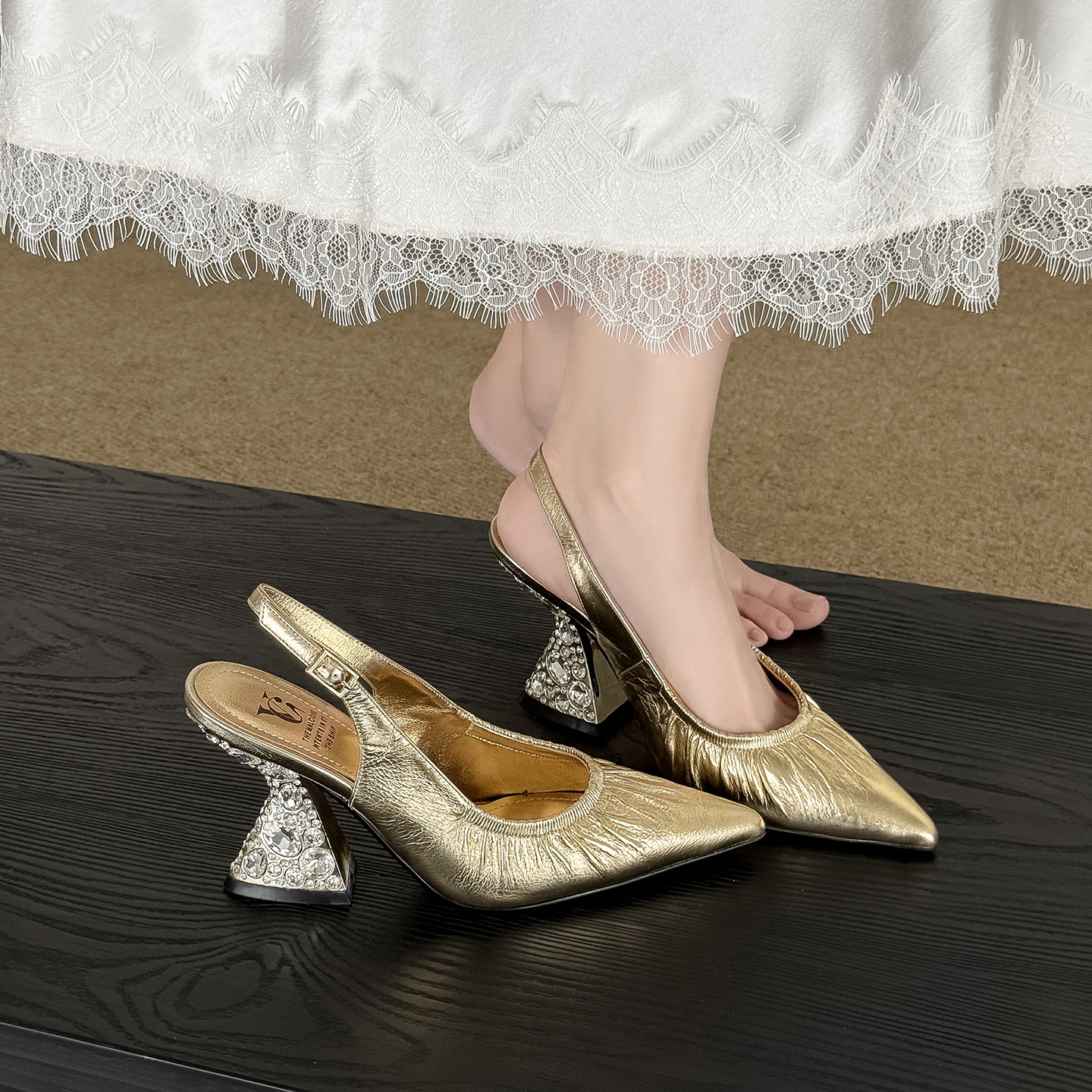 Sandal cao gót nữ mũi nhọn hở mũi quai sau xếp ly đính đá — màu đen, màu vàng, bạc