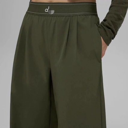 A10 pantalones de piernas largas de tejido rectas casuales cinturón elástico suelto deportivo femenino muestra piernas largas en stock image 2