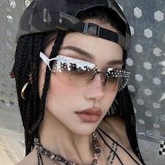Y 2kファッションギャルはサングラスを入れて国境を越えます。