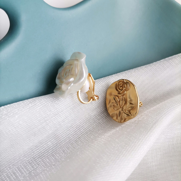 Retro elegant matte fresh white asymmetrical earrings