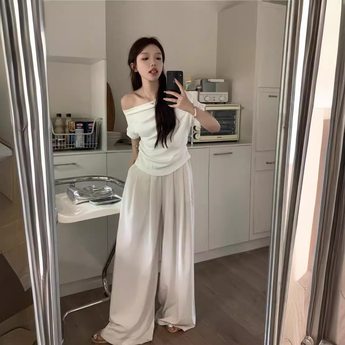 Top estilo americano con hombros descubiertos y diseño moderno, ropa de mujer, verano 24, estilo informal, corto, asimétrico, camiseta de manga corta