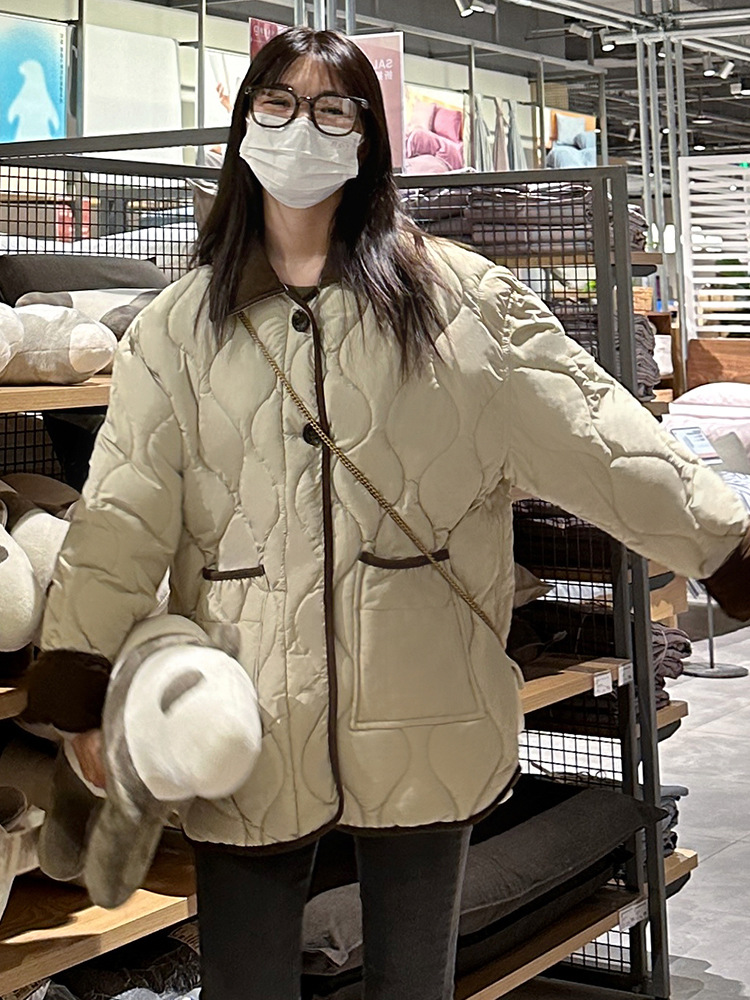 Chaqueta de plumón ligera y delgada para mujeres 2025, nueva moda de estilo exterior pequeño diseño de nicho para estudiantes chaqueta corta