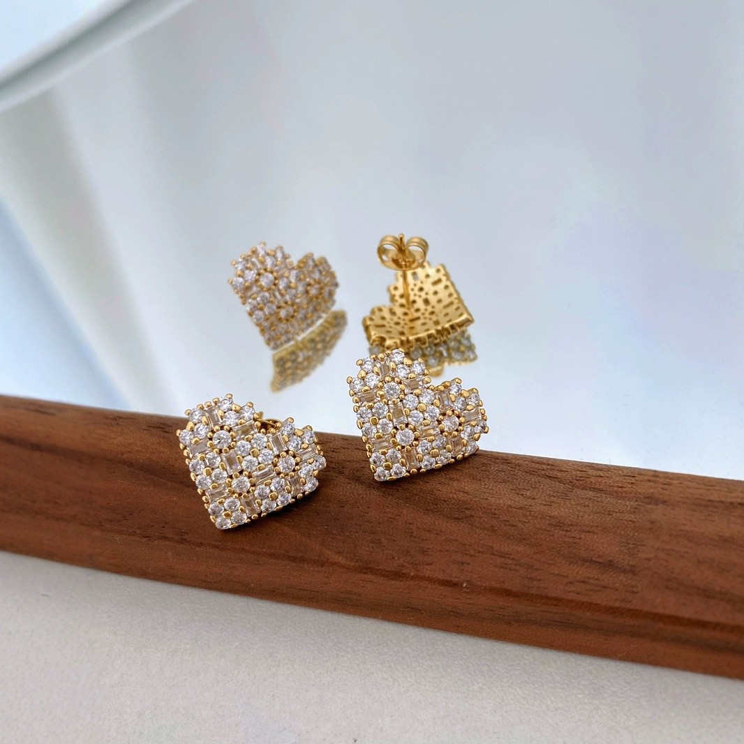 Copper Material Heart Shape Pattern All Seasons Season 1 Pair Sweet Heart Shape Plating Inlay Copper Zircon 18K Gold Plated Ear Studs