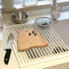 台所の水槽の水切り棚は折りたたみ可能です。