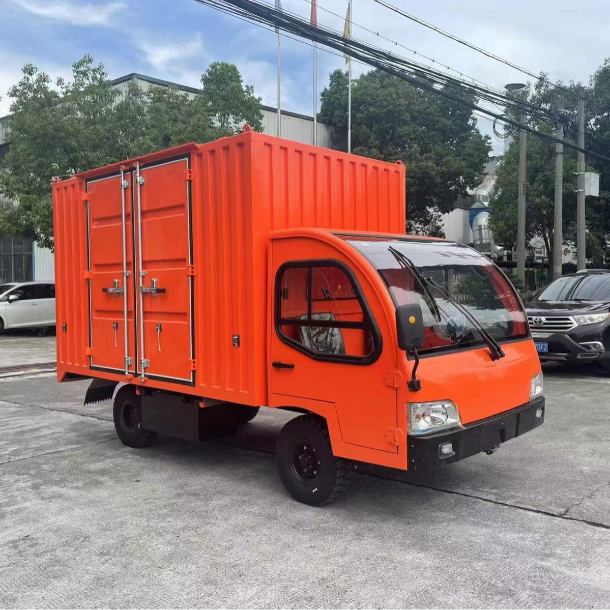 利凯 电动送餐车 保温餐车2吨载重车 卷帘门车 箱式电动车价格