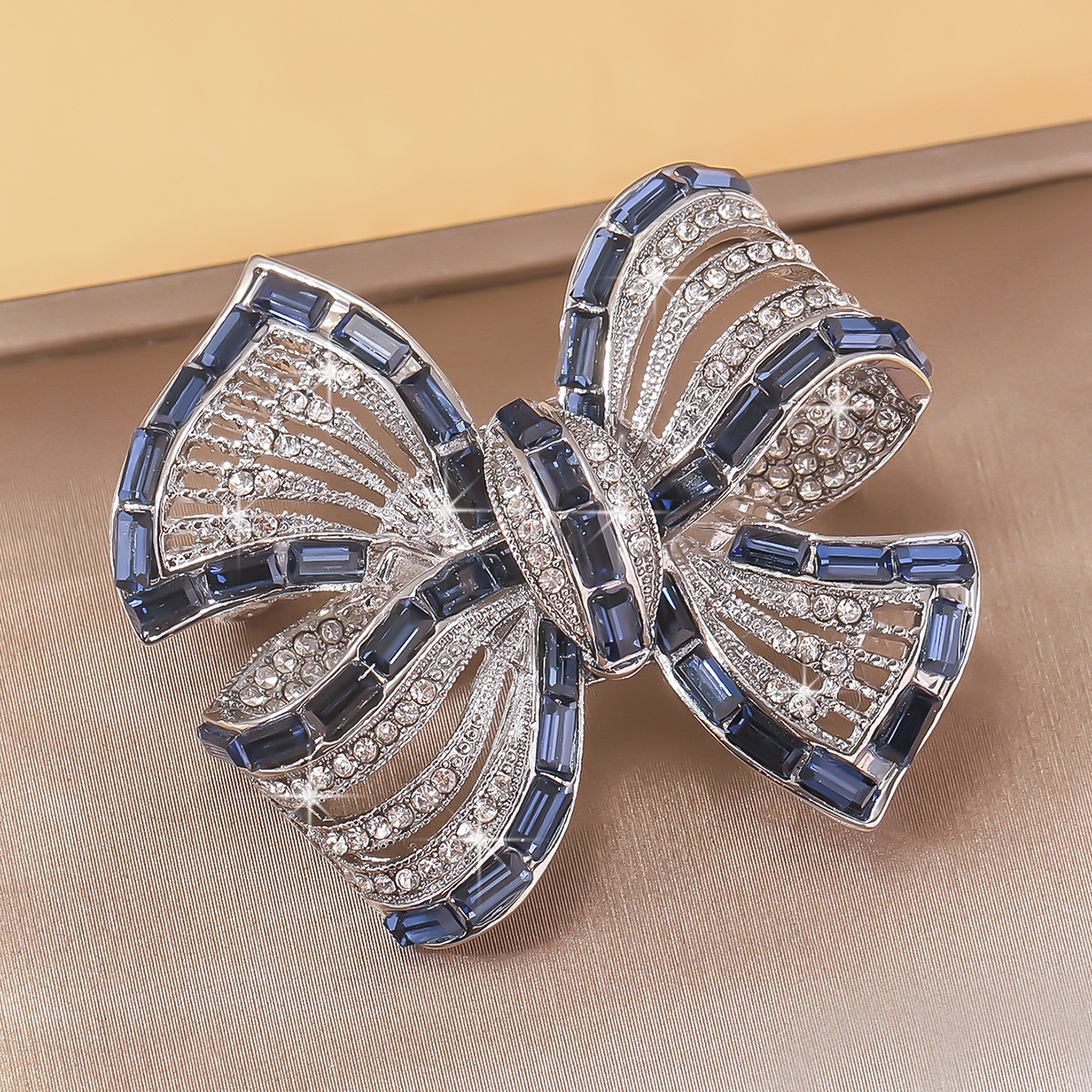 Broche de arco de zircón coreano mujer lujo ligero nicho exquisito traje collar flor de pecho anti-luz accesorios de alfiler