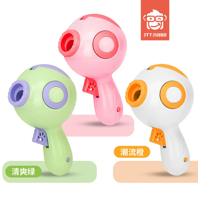 Питомец бросает пистолет для кормления на открытом воздухе