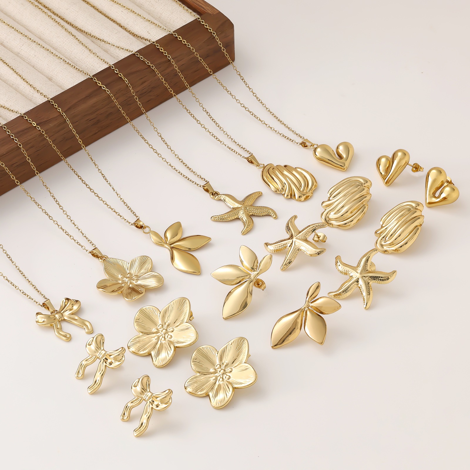 Conjunto de joyería con pendientes de corazón floral y collar_voghion.com