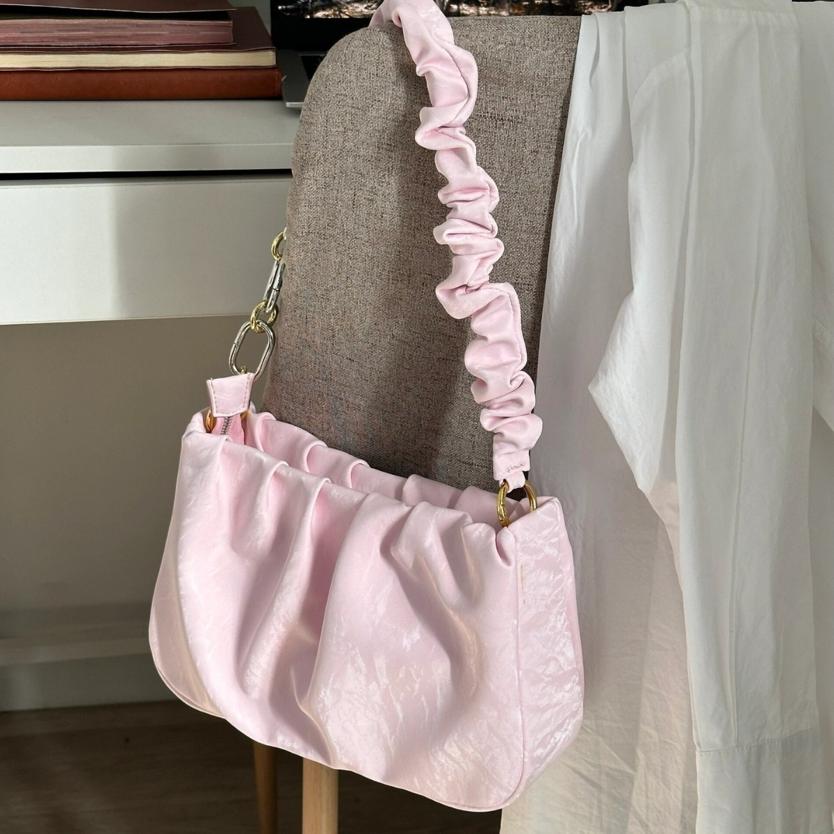 Designer Cloud Pocket Tote Bag 2024 New Chain Strap Bag for Women, Uncommon High-End Style, Crossbody, Shoulder, and Underarm Bag, Versatile Bag with Baguette Design