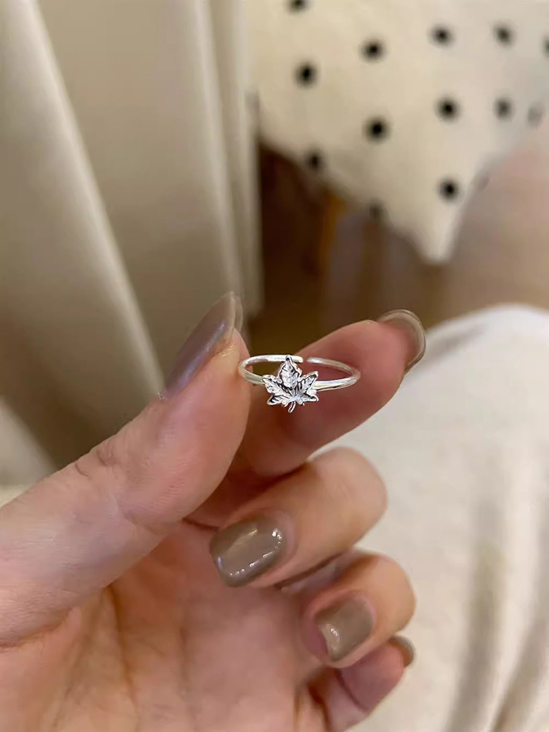 Anello da donna con foglia d'acero, leggero e alla moda, per l'indice, design di nicchia in stile coreano, tendenza con anello aperto regolabile_voghion.com