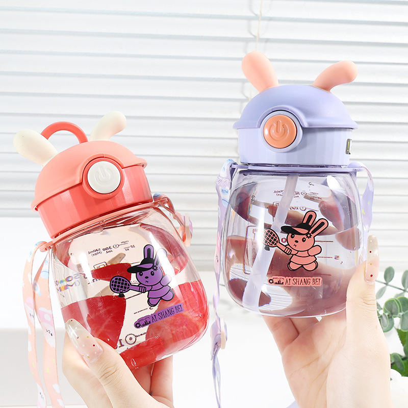 Red famoso nuevo lindo niño rebote taza de dibujos animados taza de paja con cinturón taza de plástico portátil compacta