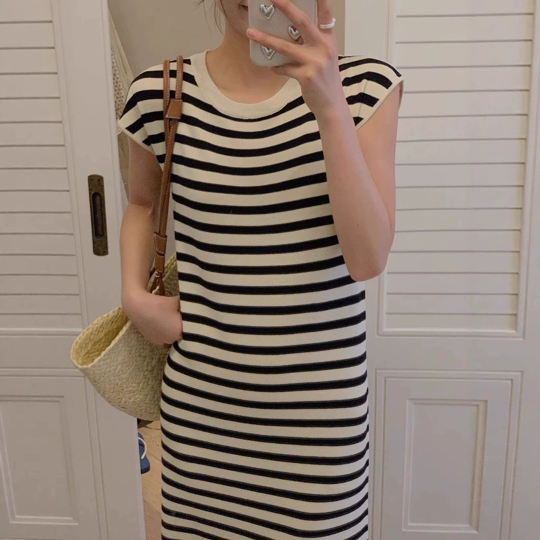 Новое летнее женское трикотажное полосатое платье больших размеров с разрезом по подолу, круглым вырезом, удобной и универсальной юбкой средней длины.