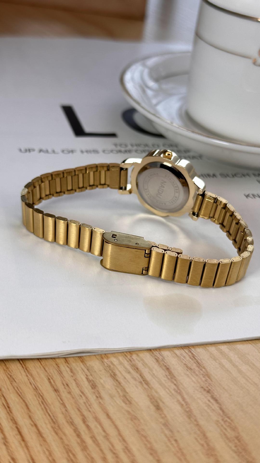 Solid Color Pattern Casual Solid Color Concealed Buckle Quartz Women's Watches