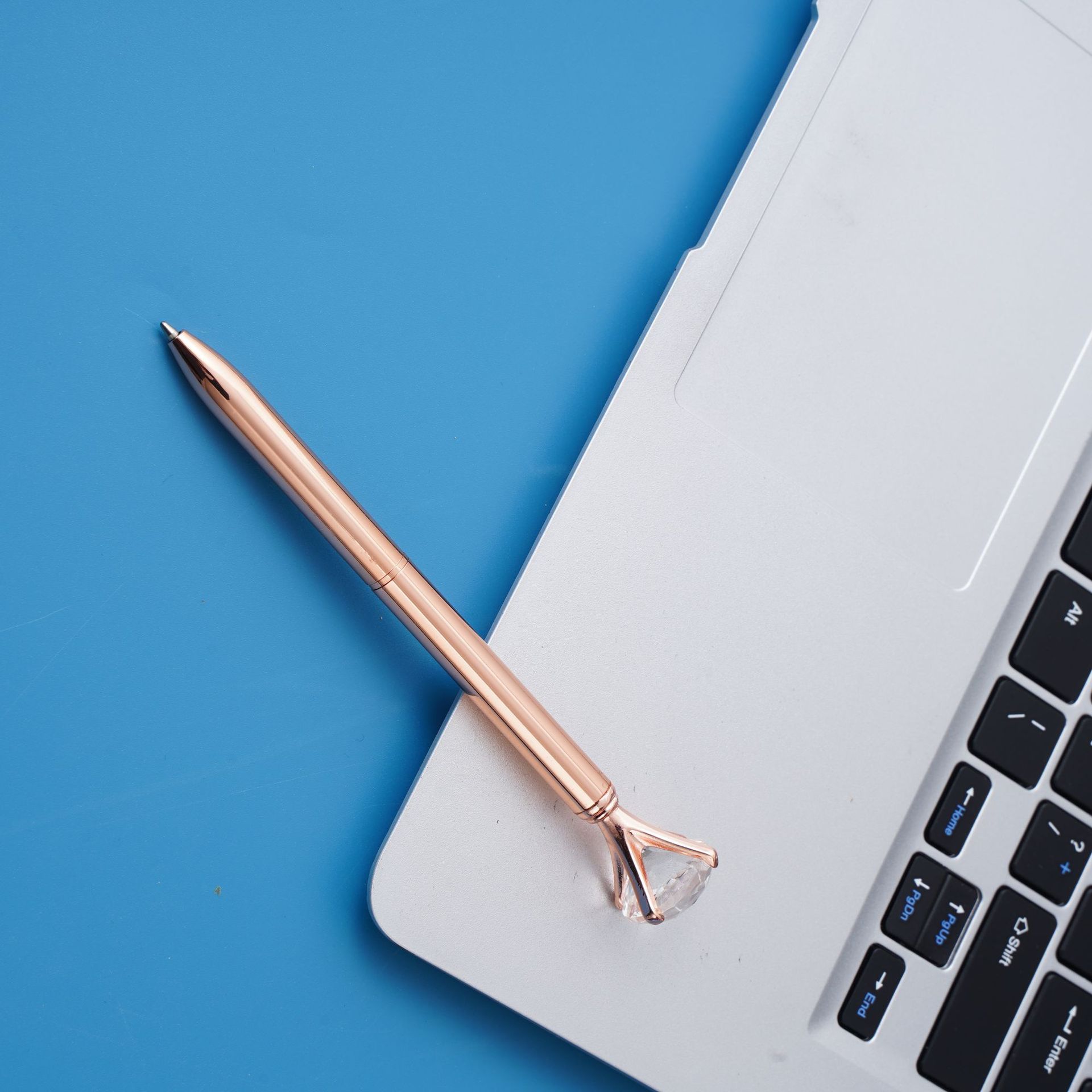 Fábrica al por mayor multicolor en stock bolígrafo de diamantes ins estilo Oficina pluma de metal Logotipo de impresión