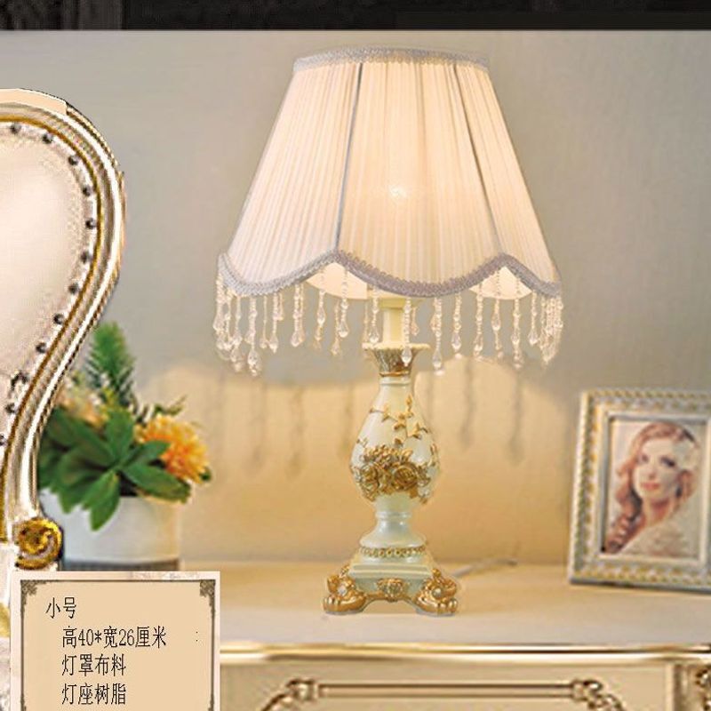 Wedding European-style bedside lamps, European-style lamps for the bridal room, decorative lighting to create a romantic atmosphere, luxurious lamps, and lamps for the bride's dowry