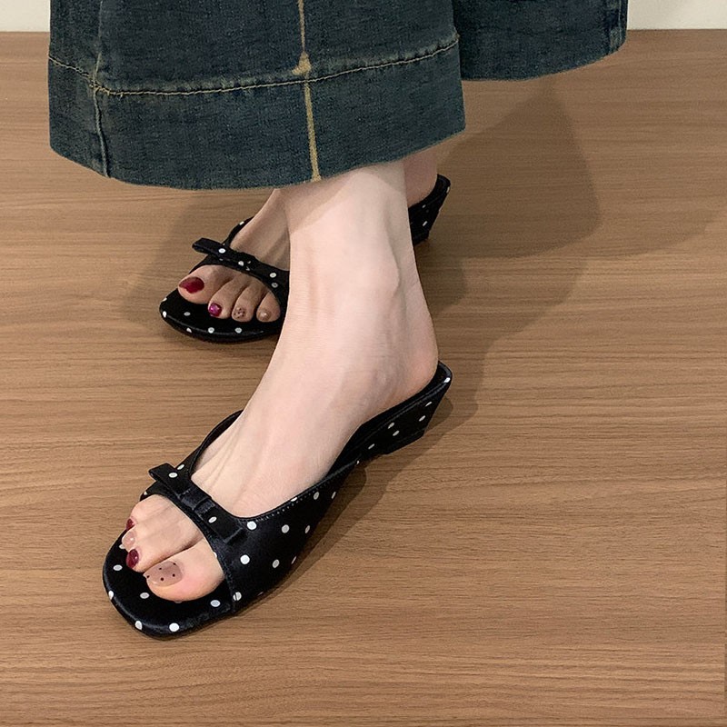 2026 nuevo verano casual con pendiente de arco con unas zapatillas suaves ondas de vacaciones confortable sandalias para mujeres
