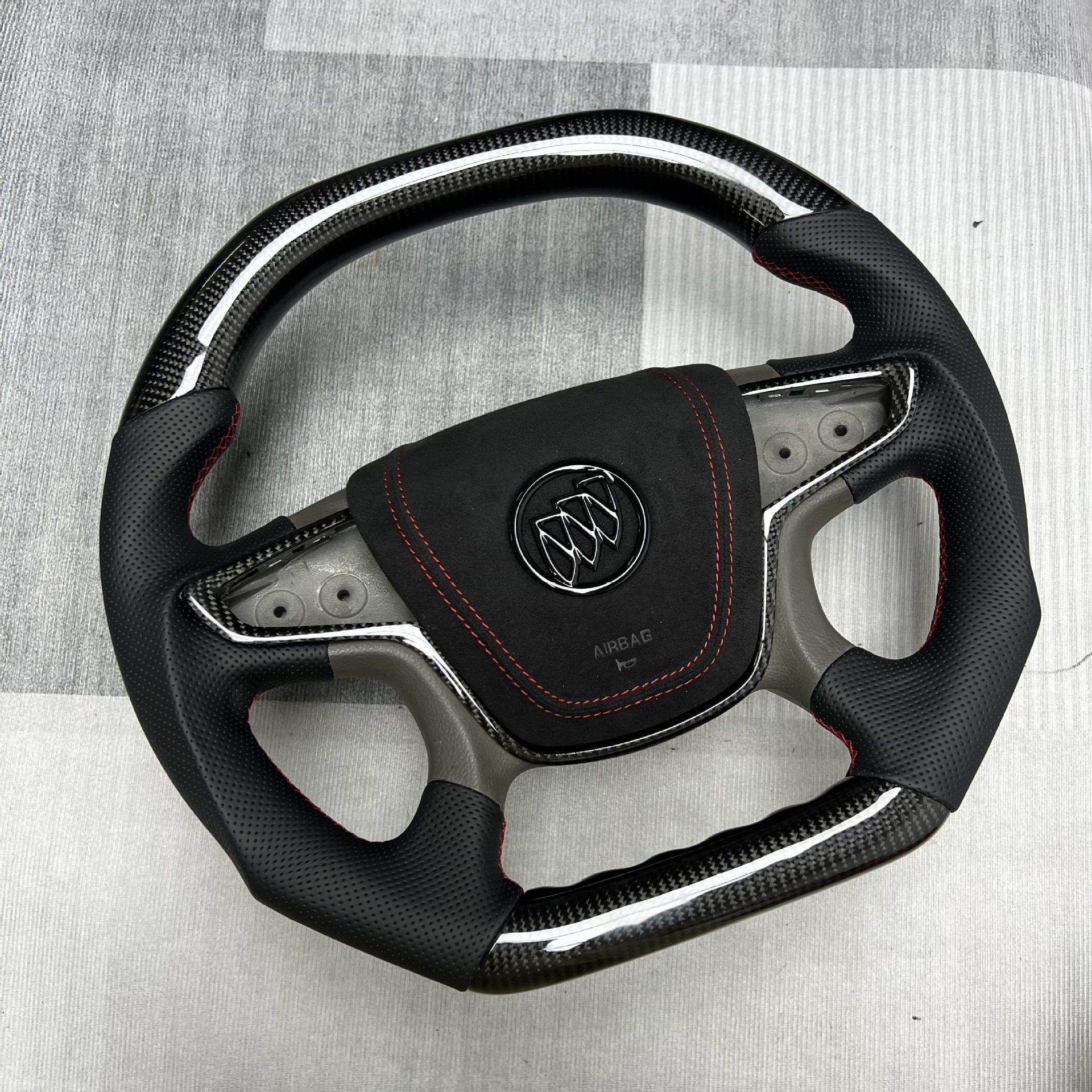 Factory Customized Carbon Fiber Car Steering Wheel Modification Suitable for Buick Chevrolet/Lacrosse/Lacrosse/Glacier