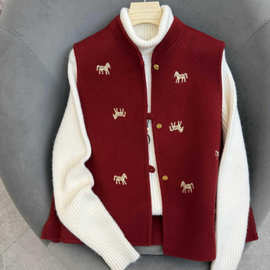 新中式独特漂亮春季新款小马刺绣马甲红色氛围感温柔风无袖马夹女