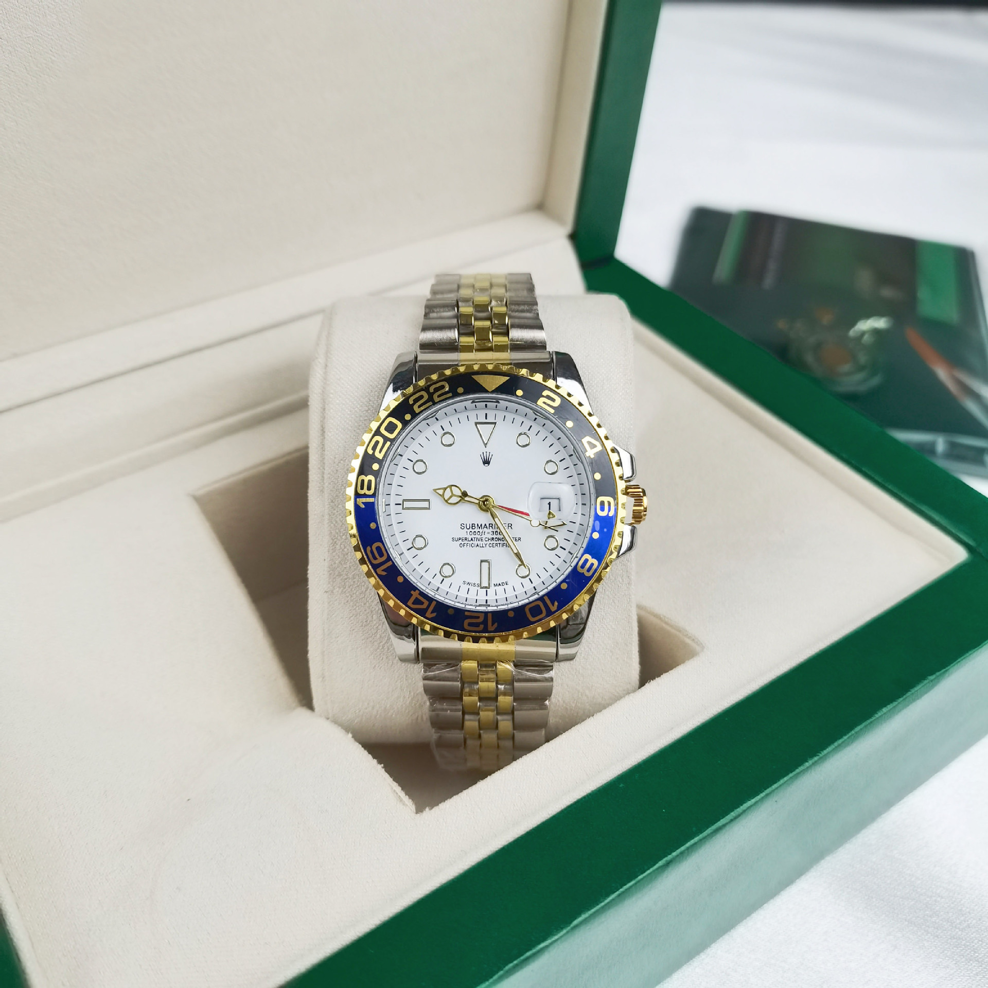 Four-pin coke circle, five beads between gold, black and blue circle, white surface