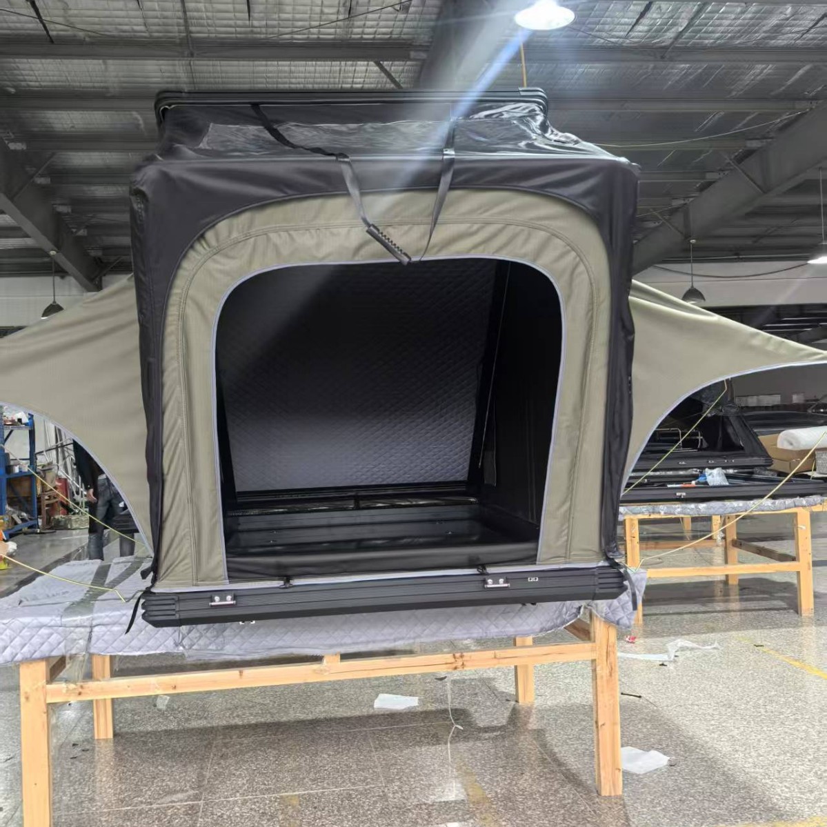 Tabla personalizada de aleación de aluminio triangular carpa de techo de alta velocidad SUV carpa de vehículo todoterreno duro carpa de techo duro