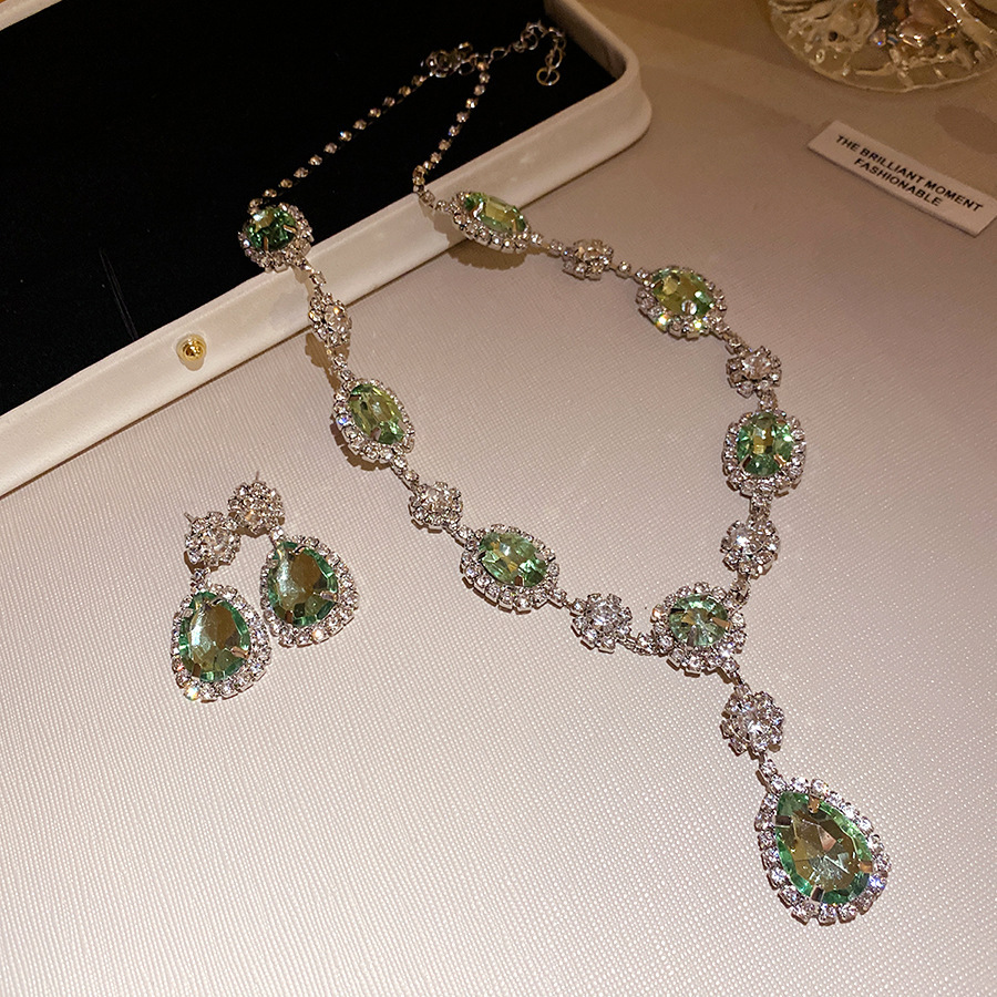 Collar de pendientes de gota de agua elíptica rosa ligero de lujo nicho cadena de clavícula temperamento delicado conjunto de joyas al por mayor