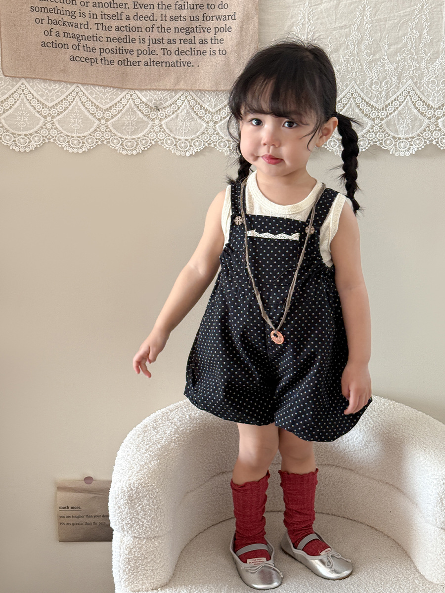 サトウキビの子供服の女の子のスーツの夏の2025新型の子供の韓国版のベストの背もたれのズボンの2つのセットの赤ちゃんの服