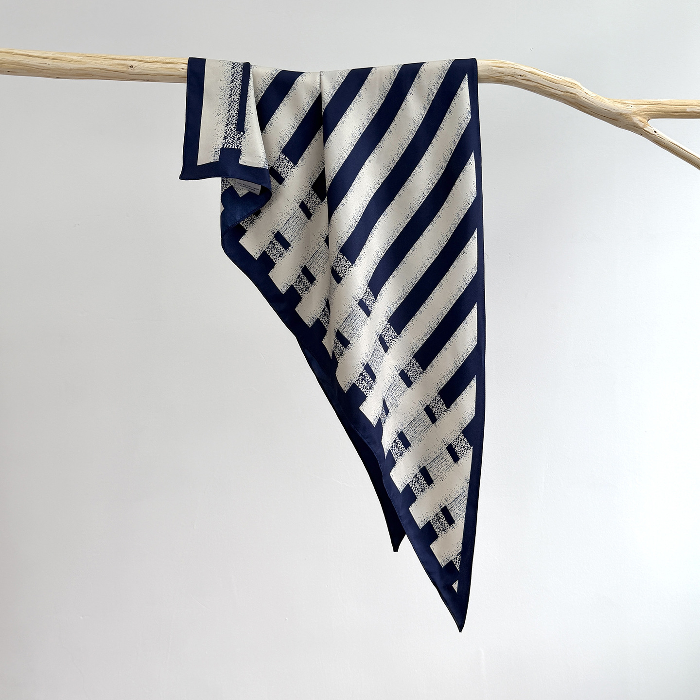 In-Stock Wholesale Summer Thin Silk Twill Scarf for Women, High-End Headscarf, Triangle Scarf, Waist Accessory Scarf