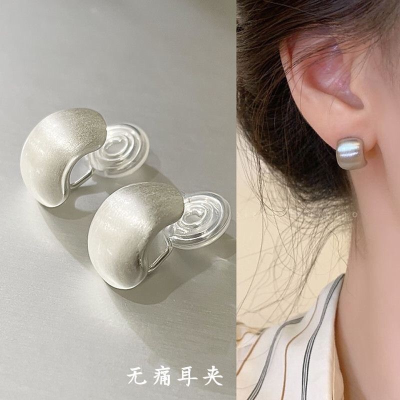 brushed matte curved ear clip women's 2023 new fashion high-end luxury earrings without ear hole temperament ear clip