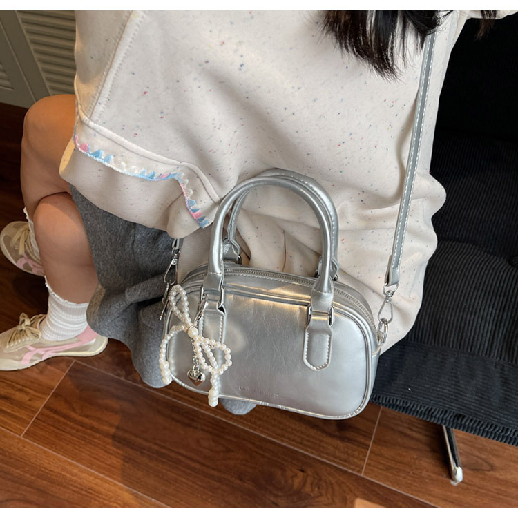 A fashionable Korean-style small square bag for women in the summer of 2025, featuring a simple and retro single-shoulder, crossbody and hand-held pillow bag undefined