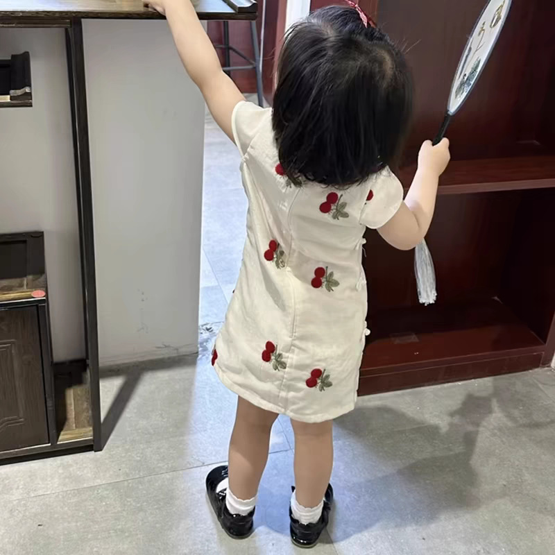 Xianning Seven Chinese Style Hanfu Vestido de verano para niños Nuevo vestido de falda cheongsam bordado de cereza dulce para niñas