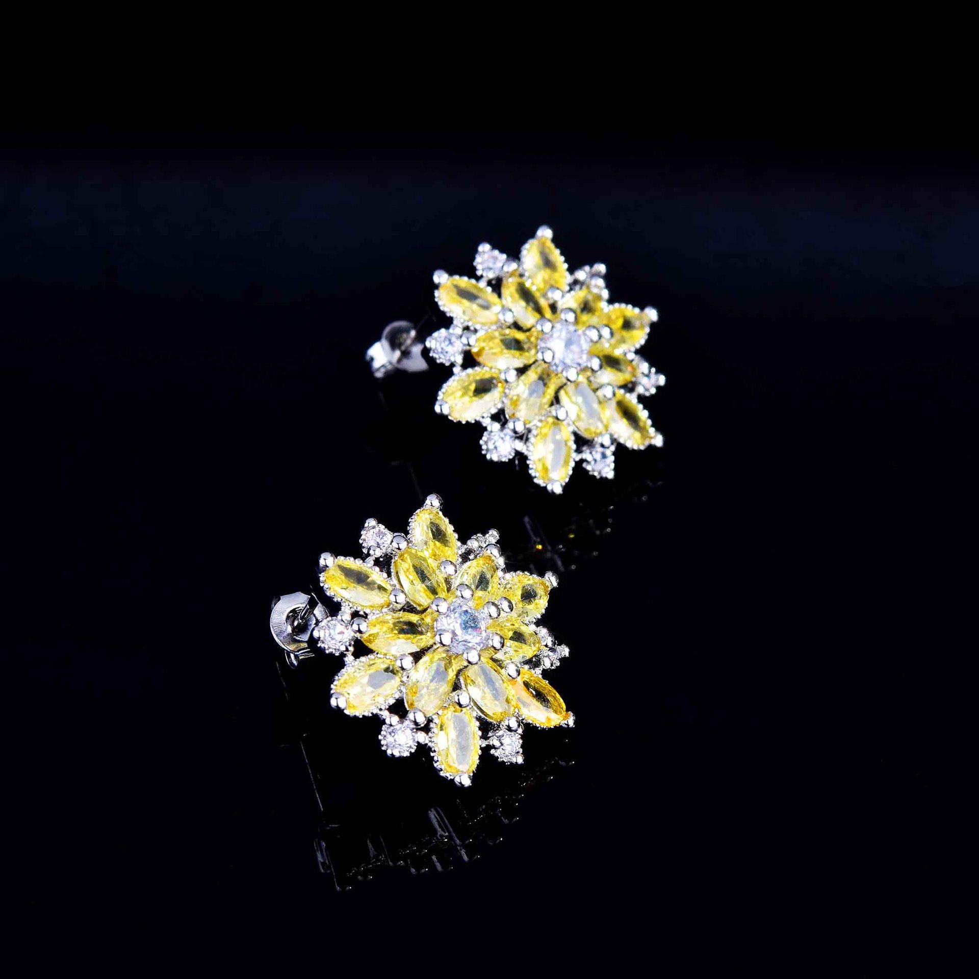 Color Zirconium Small Fresh Fashion Personality Earrings Copper Flower Daisy Earrings display picture 3
