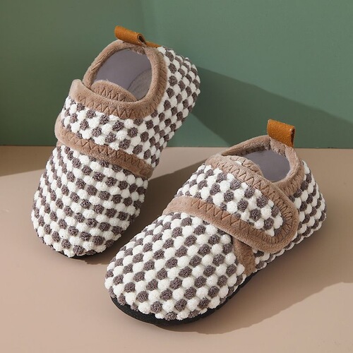 Kindergarten indoor shoes for autumn and winter new Velcro fur shoes for home floor insulation, warmth, mute early education and anti-slip