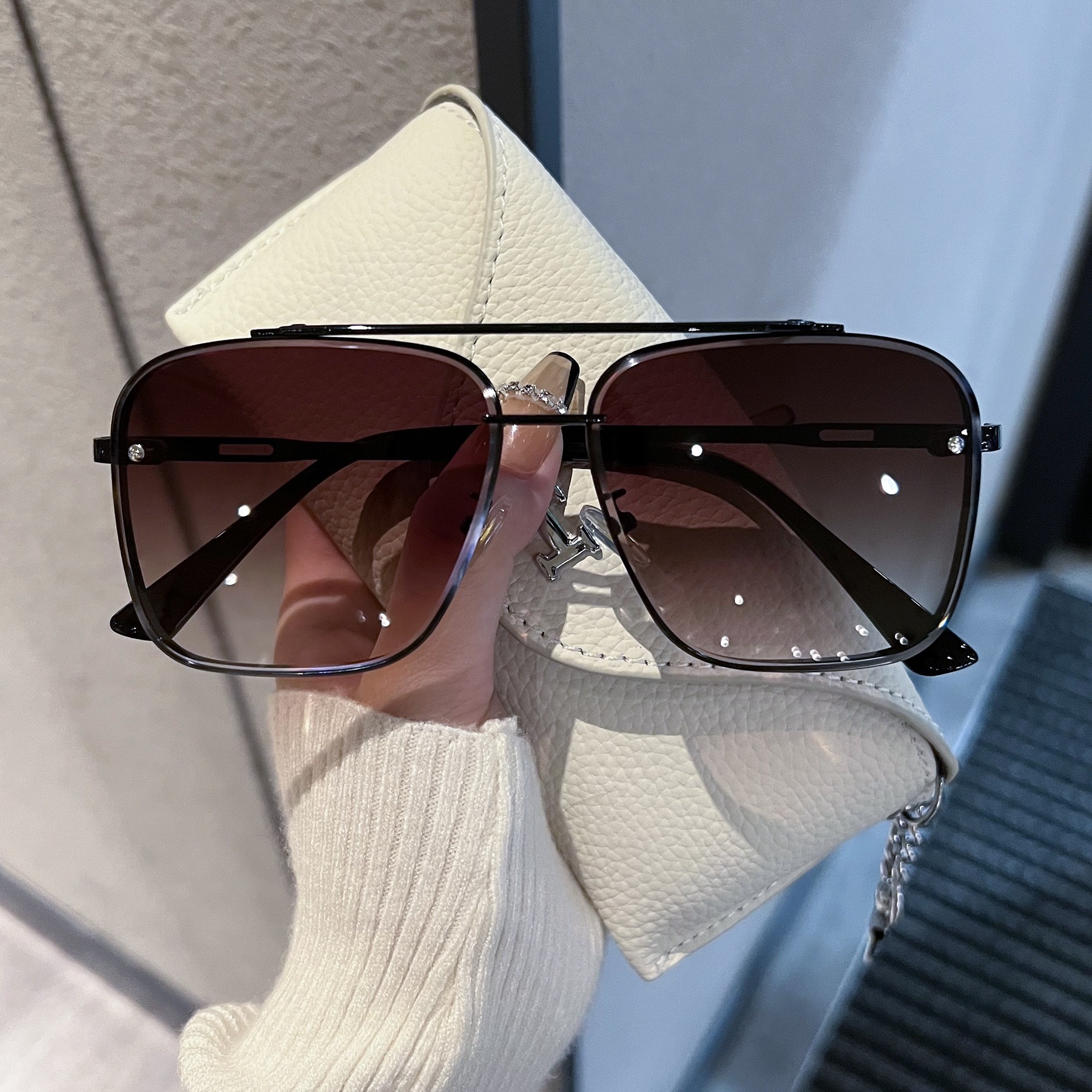 Men's transparent blue retro sunglasses for traveling