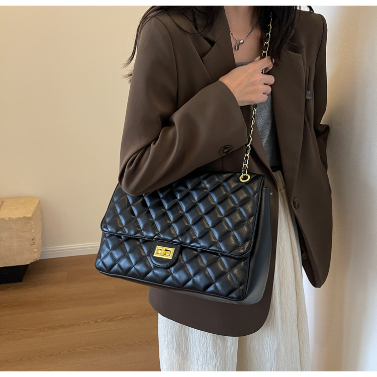 Streetwear Style Square Shape Large Size Women's Large All Seasons Pu Leather Solid Color Streetwear Square Lock Clasp Shoulder Bag Chain Bag