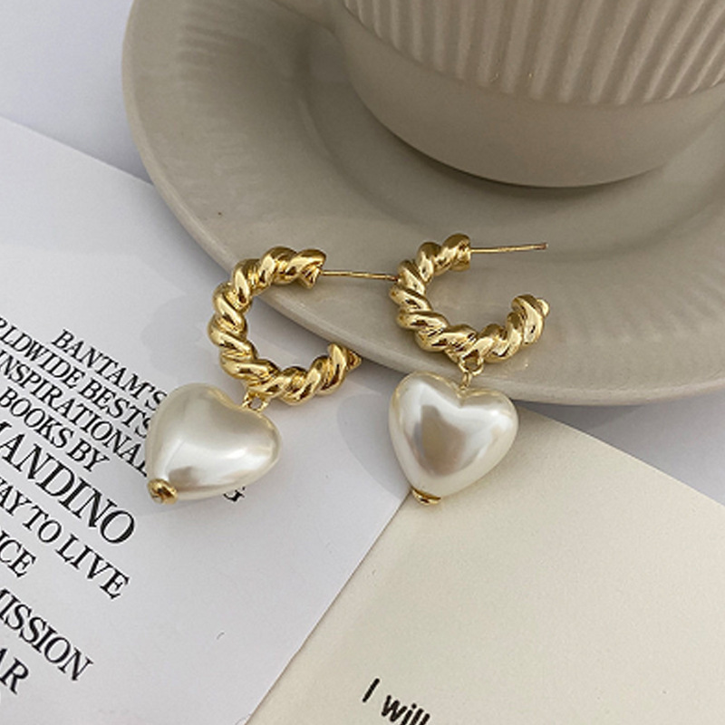 Wholesale Jewelry C-shaped Twist Circle Heart Pearl Earrings Nihaojewelry display picture 3