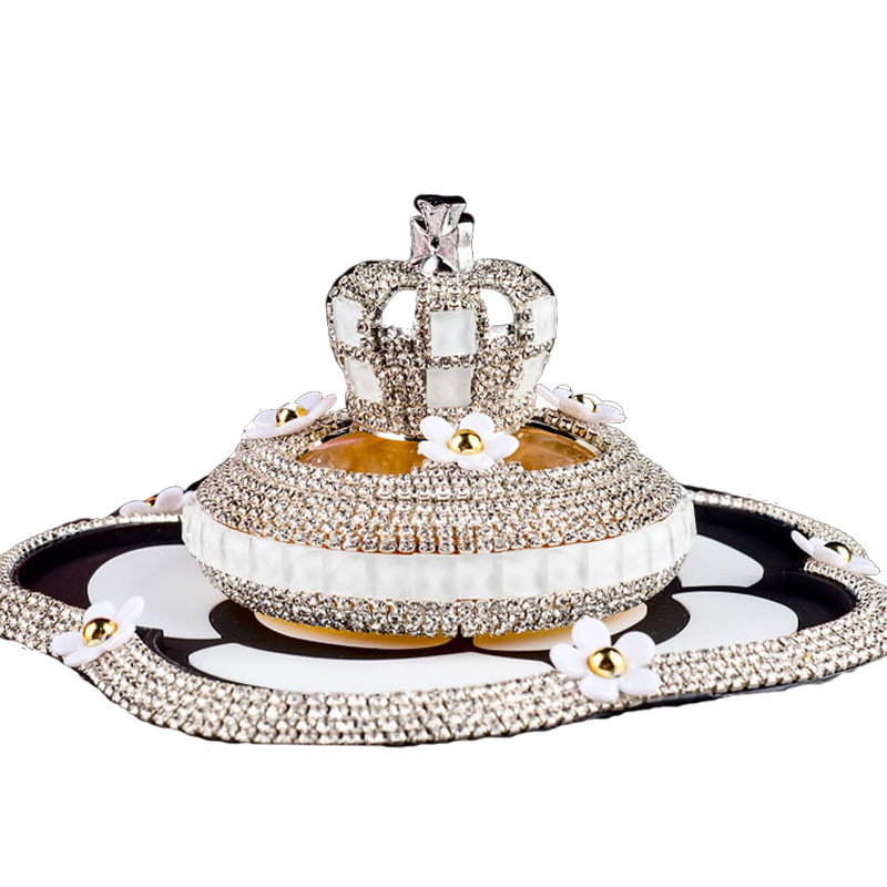 Adornos del asiento del perfume del automóvil de la corona Adornos del automóvil Adornos del cristal del diamante atmosférico Venta al por mayor del automóvil Blanco