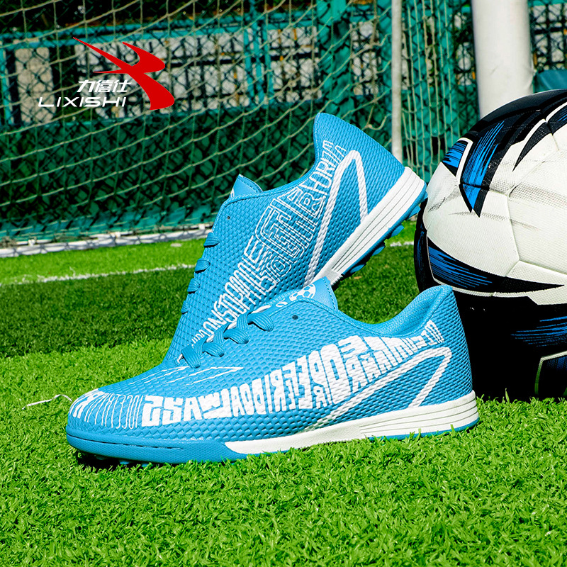 El comercio exterior maneja el inventario de zapatos de fútbol para niños zapatos de entrenamiento de alta calidad europeas y estadounidenses 24 pares 15 un par de precio de pérdida de sangre