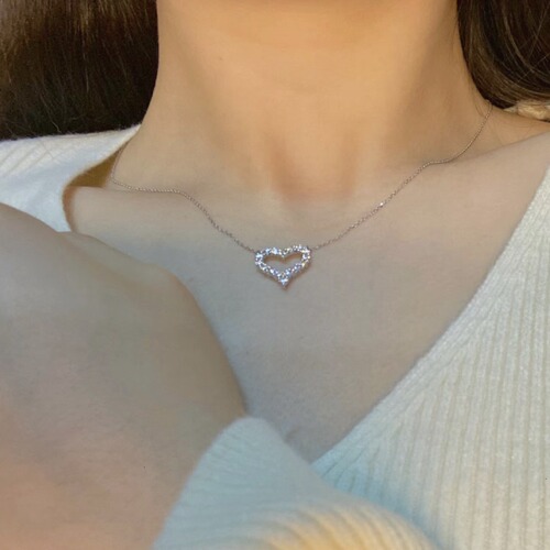 Titanium steel temperament fashionable diamond-studded ultra-bright heart pendant necklace for women, non-fading design, versatile choker chain jewelry