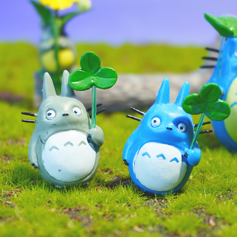 Hayao Miyazaki Clover levanta hojas tamaño Totoro rojo rojo pecera pequeña decoración interior muñeca al por mayor