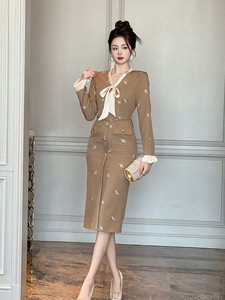 Đầm ôm body nữ cổ chữ V thêu nơ phong cách Pháp — Màu kaki