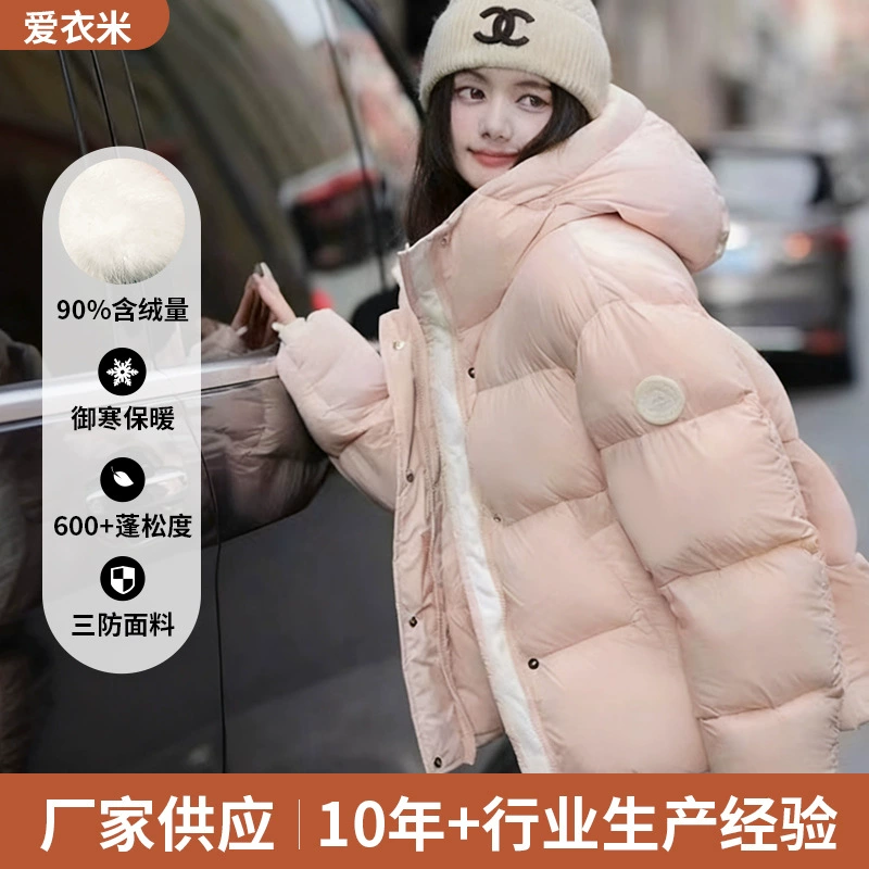 Женская пуховая куртка 2025 года, новая модная модель с нашивками на рукавах, с капюшоном, из белого утиного пуха, утепленная, длинная и укороченная, парная куртка-пуховик.