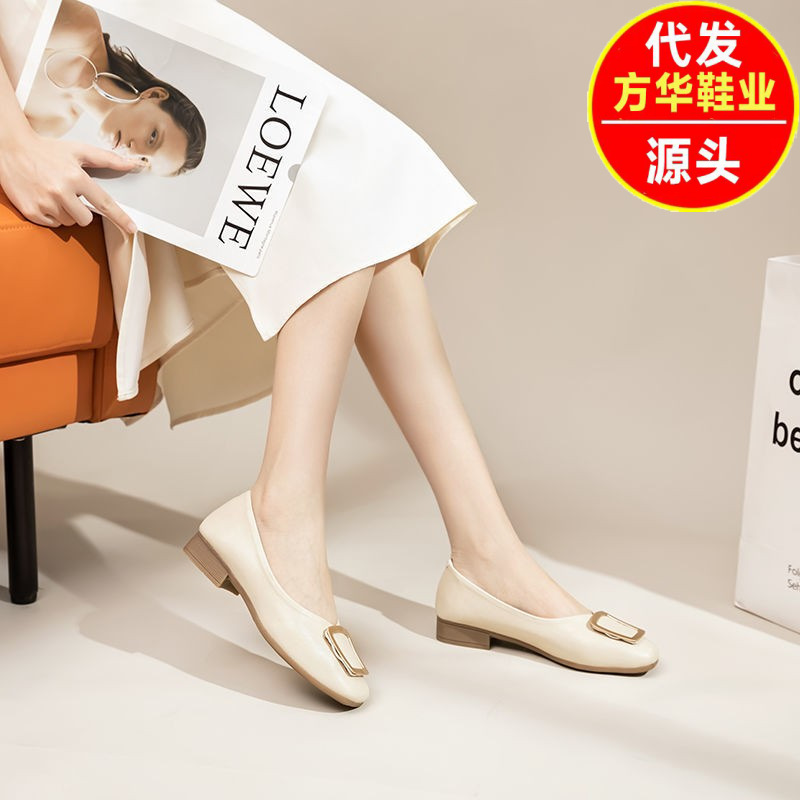 2026 verano nuevo estilo coreano de cabeza cuadrada botón simple zapatos de piel suave zapatos de piel suave simple zapatos de cuero de talón grueso zapatos de talón corto