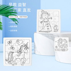 子供の紙のDIYの手は色の小さいパズルを塗ります。